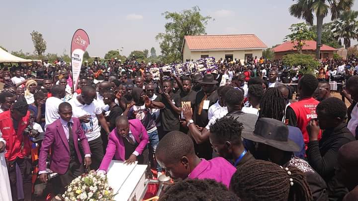 TesoVibez's tweet photo. #PICTORIAL: Thousands of mourners today bid farewell to fallen RnB singer Munu Benard Paul a.k.a BeePee 

#Beepee https://t.co/OXnXM3rRqe