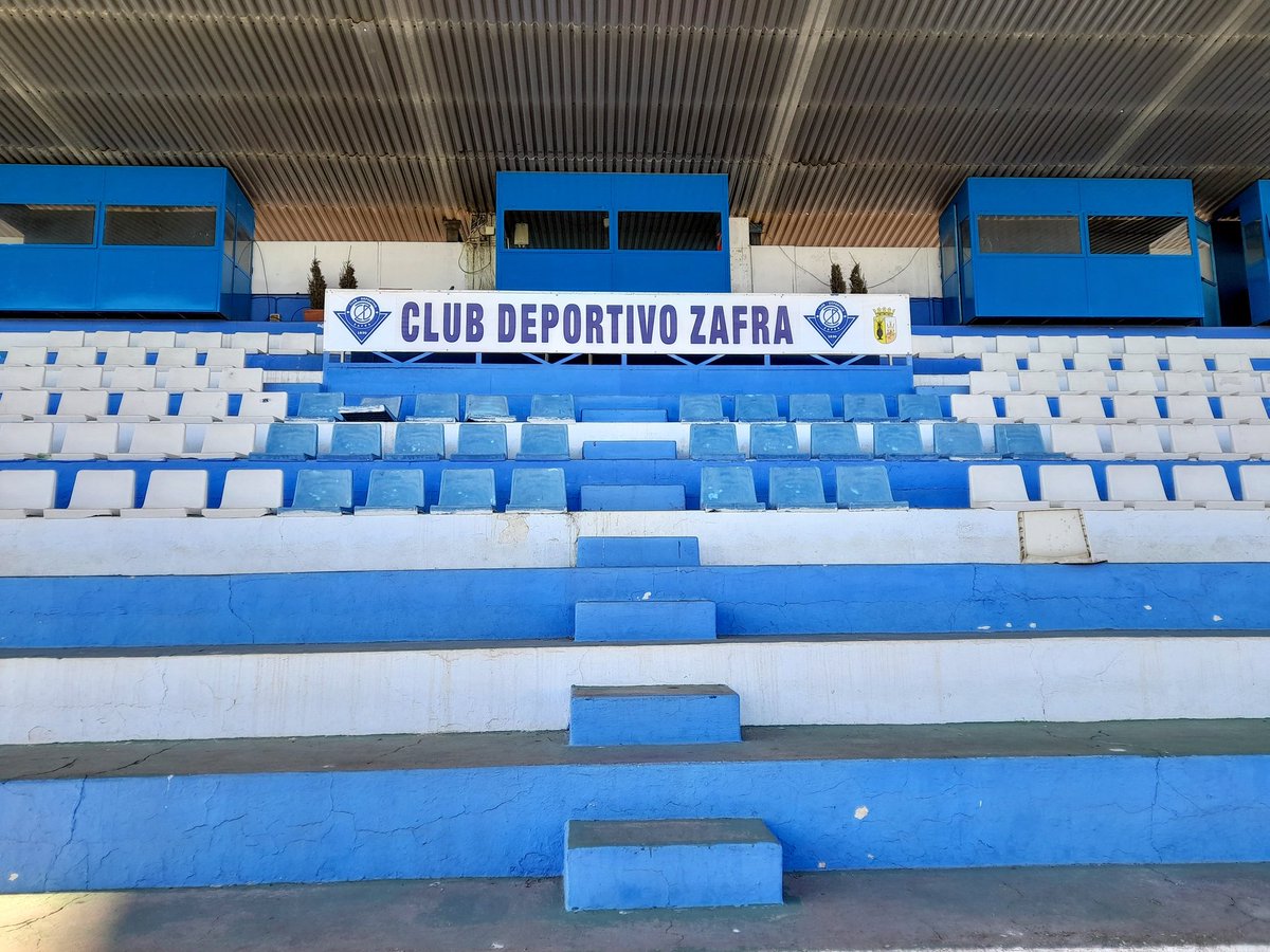 JAReinaGonzalez's tweet photo. El Diter estuvo en 2ª B de la 77-78 a la 80-81. Y las campañas 01-02, 02-03, 04-05 y 05-06. El 9° de la 77-78 fue su mejor puesto.
El club azulino fue el primer campeón de la 3ª extremeña la 83-84.
En el enlace, entrevista con Fael recordando aquel título.
https://t.co/Z6xAtZQ0gM https://t.co/dk7wC7ZJjl