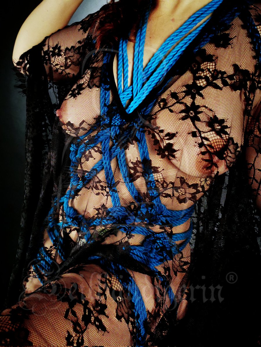 seilbandigerin's tweet photo. Einen schönen Abend meine lieben Seilis 💋
Da es durch die Reha morgens keine Bildchen gibt.
Werden es wohl derzeit gute Nacht Posts 😂
Aber ich denk an euch und fühlt euch geknuddelt und geknebelt.
Macht nichts was ich nicht auch tun würde.
💕Euer #Seilchen https://t.co/qwTDS8rvCb