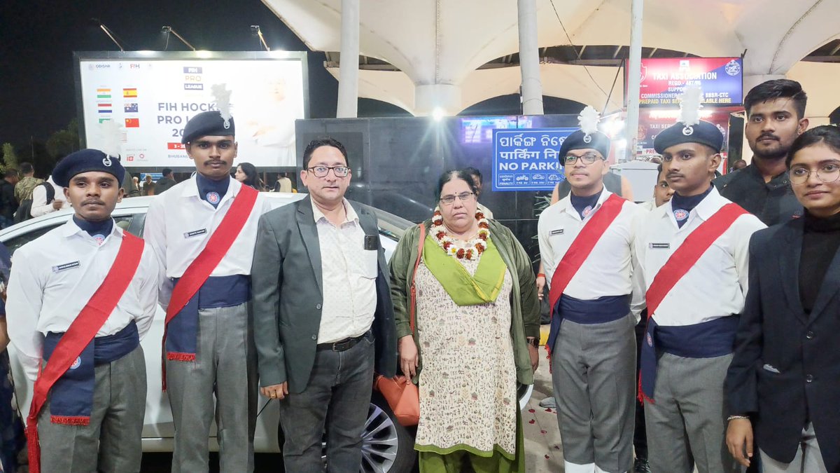 Pn_NSS's tweet photo. Heartly welcome to Ms. Sarita Patel NSS Director of REPUBLIC DAY CAMP 2024. 
The escort team of 4 NSS volunteers of PNCA, Khordha Congratulating and welcoming her on her arrival at Biju Patnaik Airport on 1st February.
#rdc #nss #volunteers #escort https://t.co/Mtd5c9RKEp