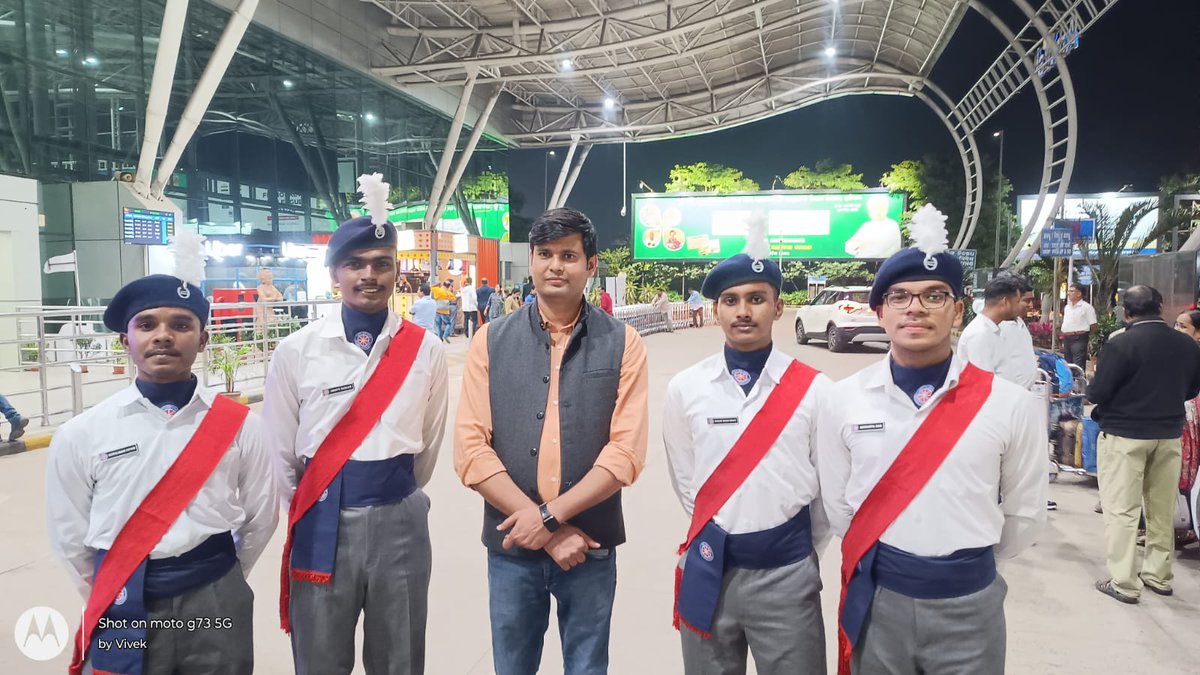 Pn_NSS's tweet photo. Heartly welcome to Ms. Sarita Patel NSS Director of REPUBLIC DAY CAMP 2024. 
The escort team of 4 NSS volunteers of PNCA, Khordha Congratulating and welcoming her on her arrival at Biju Patnaik Airport on 1st February.
#rdc #nss #volunteers #escort https://t.co/Mtd5c9RKEp