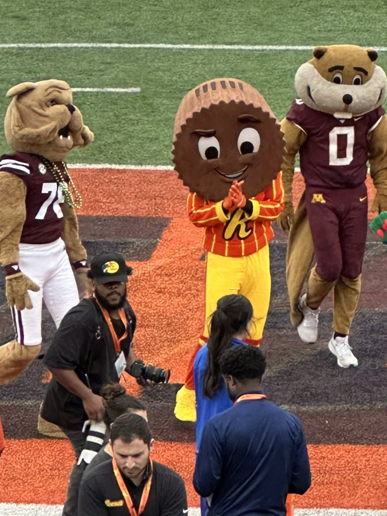 RedditCFB's tweet photo. Cuppy the Reese’s Cup won the mascot dance off. No word on Cuppy’s edibleness, however https://t.co/1tpJrEGbuQ