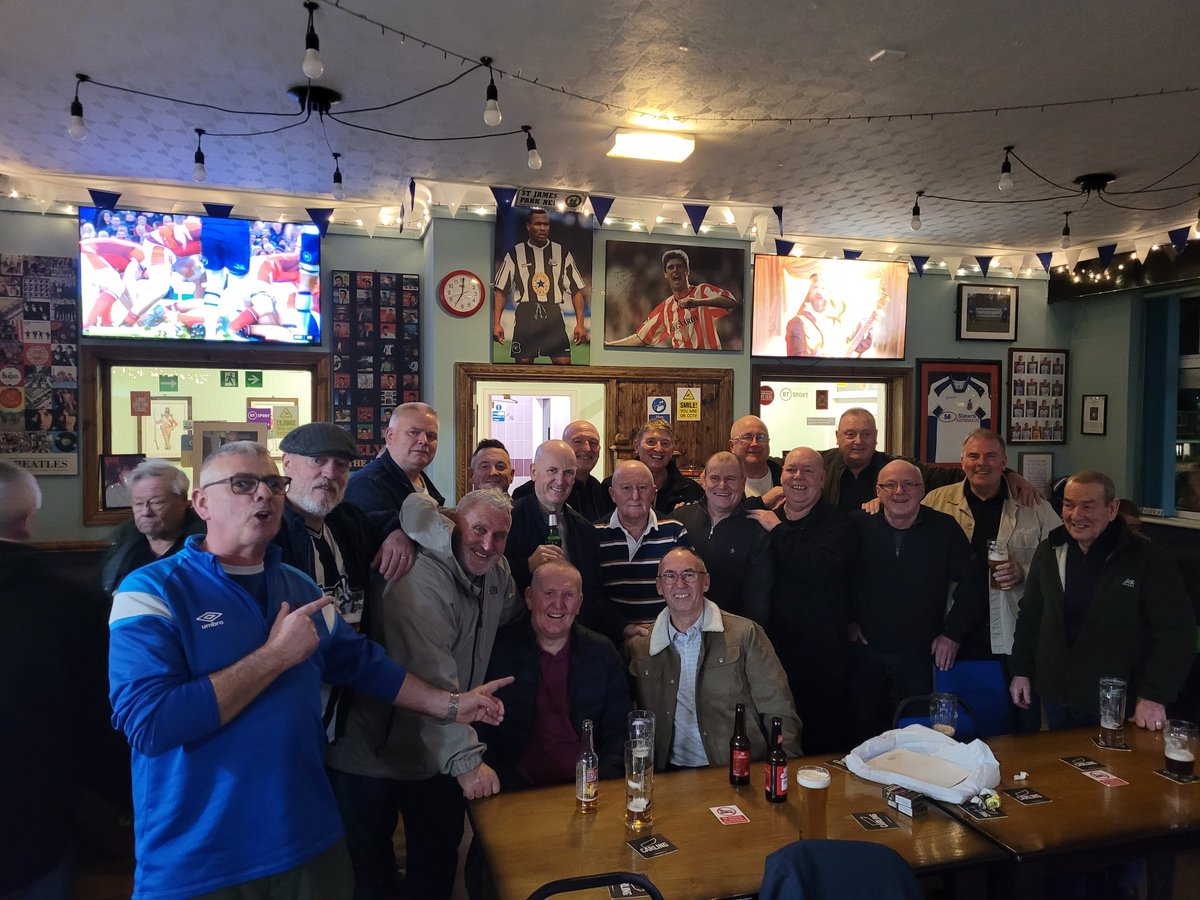 LeeJarraHackle's tweet photo. Many thanks to @bazroberts10 @PaulThu3 for they effort to re unite the boys @jarrow_fc 1980s great time  @RedHackleJarrow had by 
Raise a pint to absent friends https://t.co/jTIW26L5gs