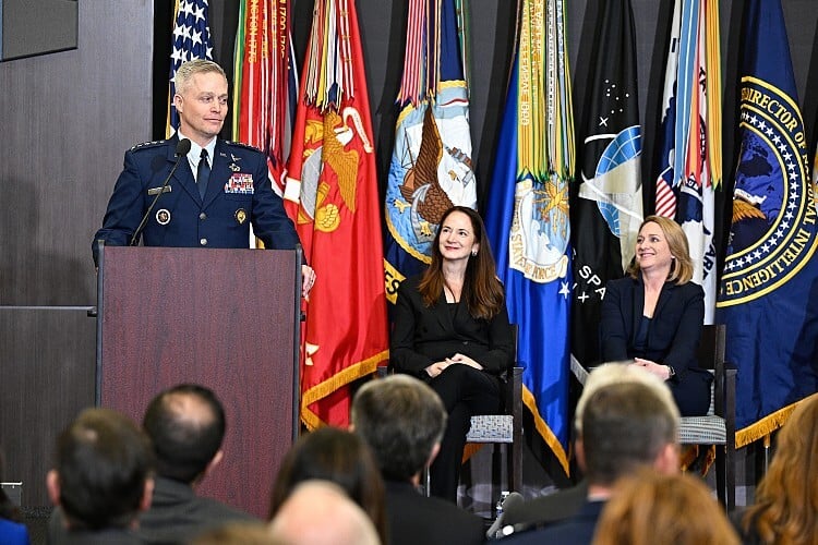 In a significant ceremony at Fort Meade, Maryland, the leadership of the U.S. Cyber Command was officially passed from Army Gen. Paul M. Nakasone to Air Force Gen. Timothy D. Haugh.

This pivotal moment, overseen by Deputy Secretary of Defense Kathleen

thxnews.com/2024/02/03/cyb…