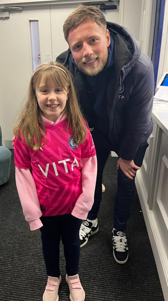 93ratty's tweet photo. First team defensive power house was lucky enough to meet the ladies U9's defensive power house today! 😂
 #StockportCounty #solidattheback https://t.co/BzRof2ULXS