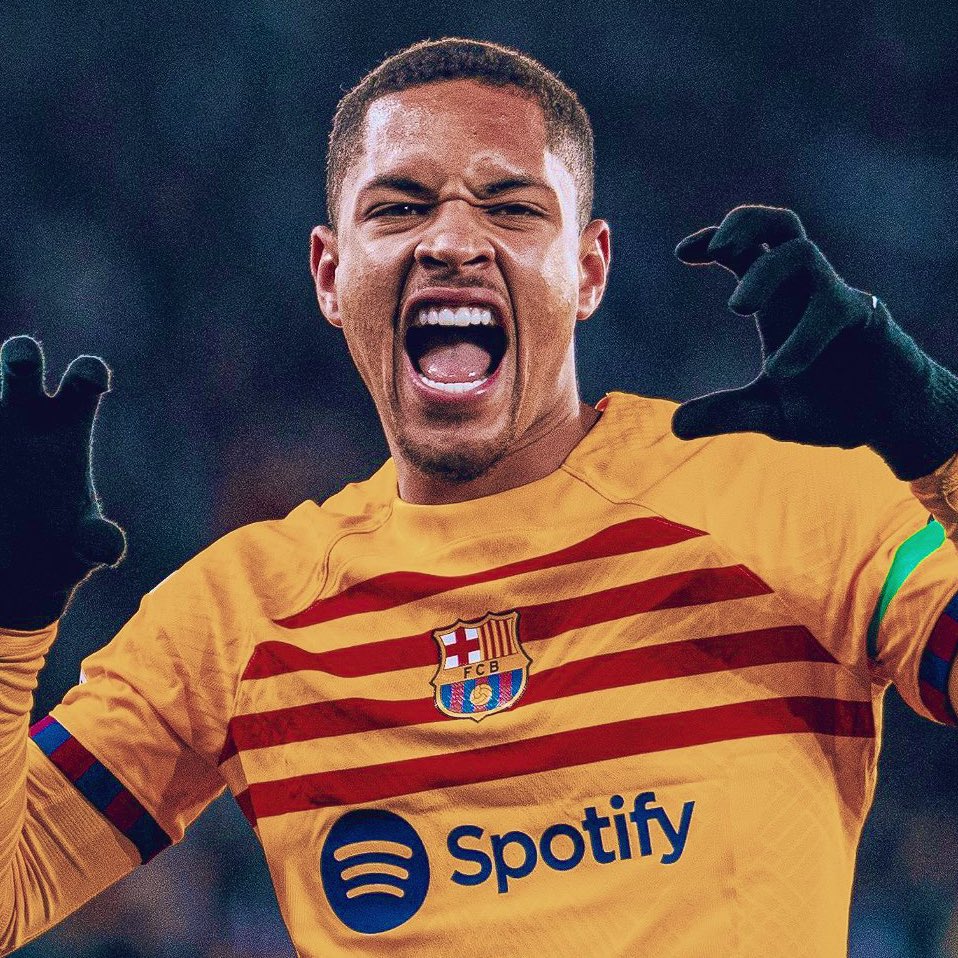BlazquezFont's tweet photo. Los árbitros de la Liga son expertos en transformar y adulterar. Martínez Munuera aprovecha una plancha sobre Vitor Roque para expulsar al brasileño, que llevaba 10 minutos de juego. Y ni entró el VAR. Imposible deteriorar más la imagen del fútbol español. #FCBarcelona https://t.co/LqFKbh0md3