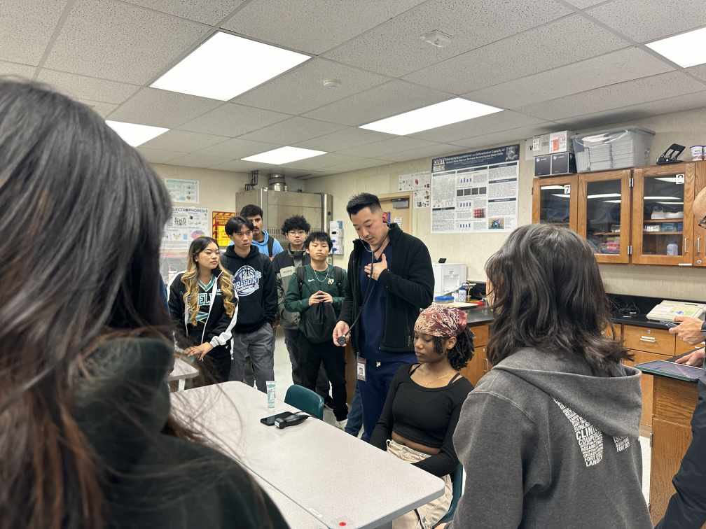 shsbiotech's tweet photo. Thank you to the guest speakers from the California Health Sciences University for the insightful session on medical school! Our Biotech students not only acquired valuable insights into  medical education, but also gained firsthand experience in using medical equipment. https://t.co/2B8U1X8Ml1