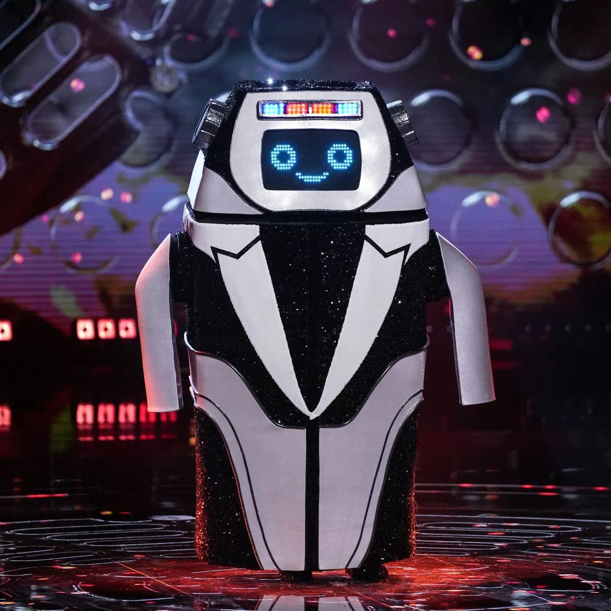 StageberryX's tweet photo. 🚨 Keala Settle is currently singing Defying Gravity as an Air Fryer on #MaskedSingerUK https://t.co/dO6F4jFDIG