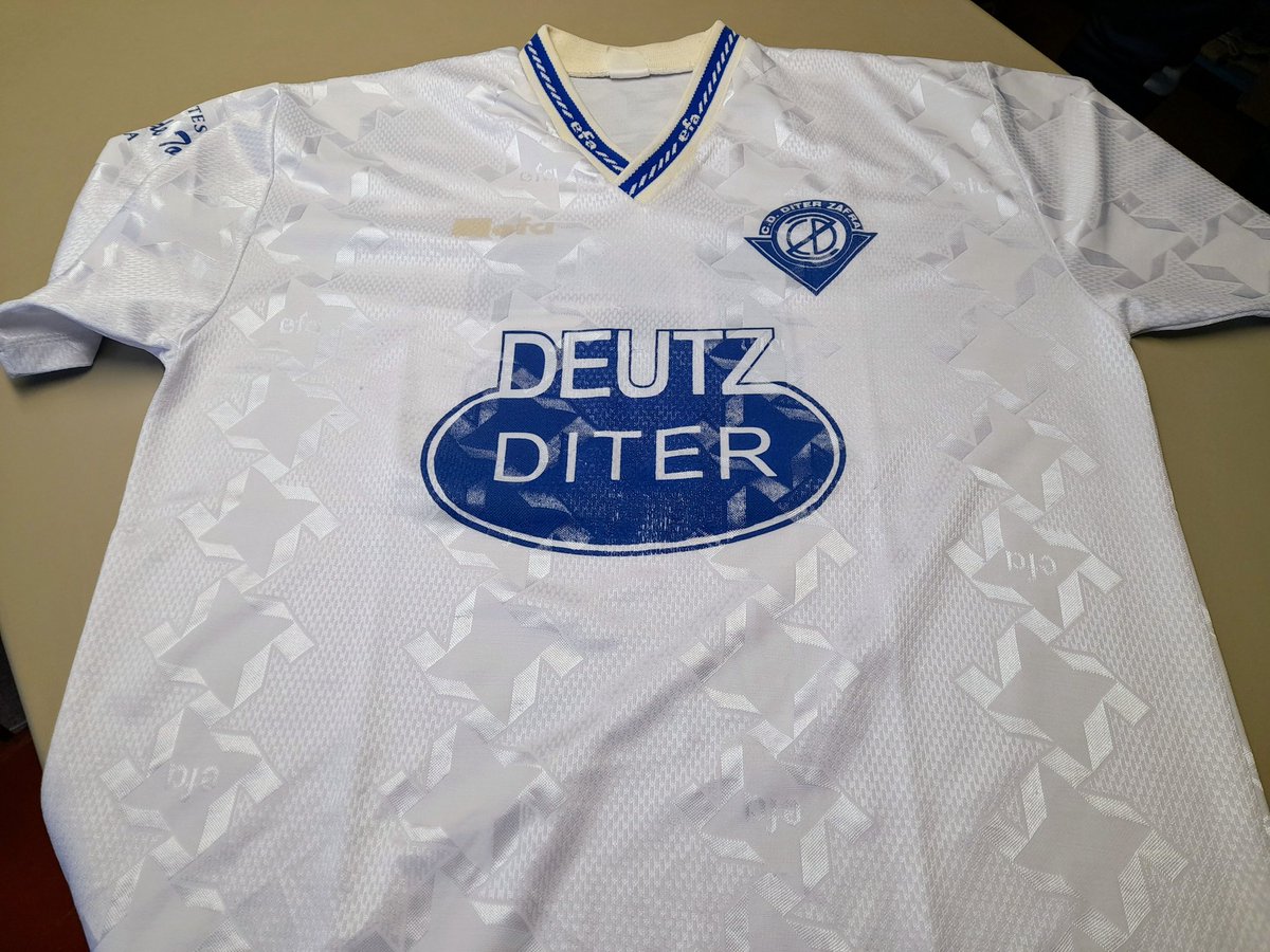 JAReinaGonzalez's tweet photo. El Diter Zafra logró su segundo campeonato de Tercera la temporada 00-01 tras golear 0-3 en la última jornada al Santa Amalia.

En las dos primeras imágenes, dos camisetas de sus últimos años en Segunda B.

En las otras dos, el vestuario local del Nuevo Estadio listo para mañana. https://t.co/vHgDNIqPRC