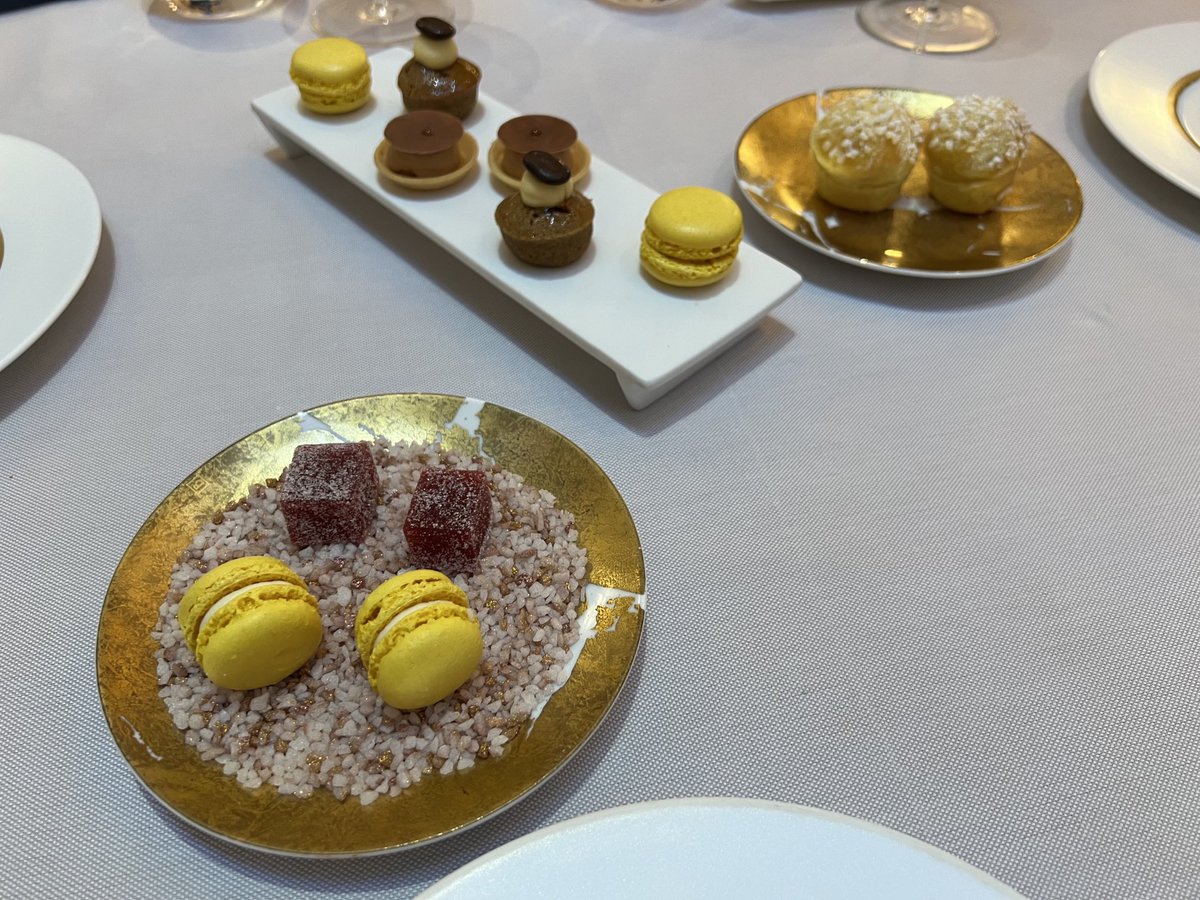 LucindasIreland's tweet photo. A perfect Saturday lunch with friends @Murphy_Kavanagh @RPGuilbaud #Michelin #2Star #Dublin https://t.co/fGQeJtzDnQ