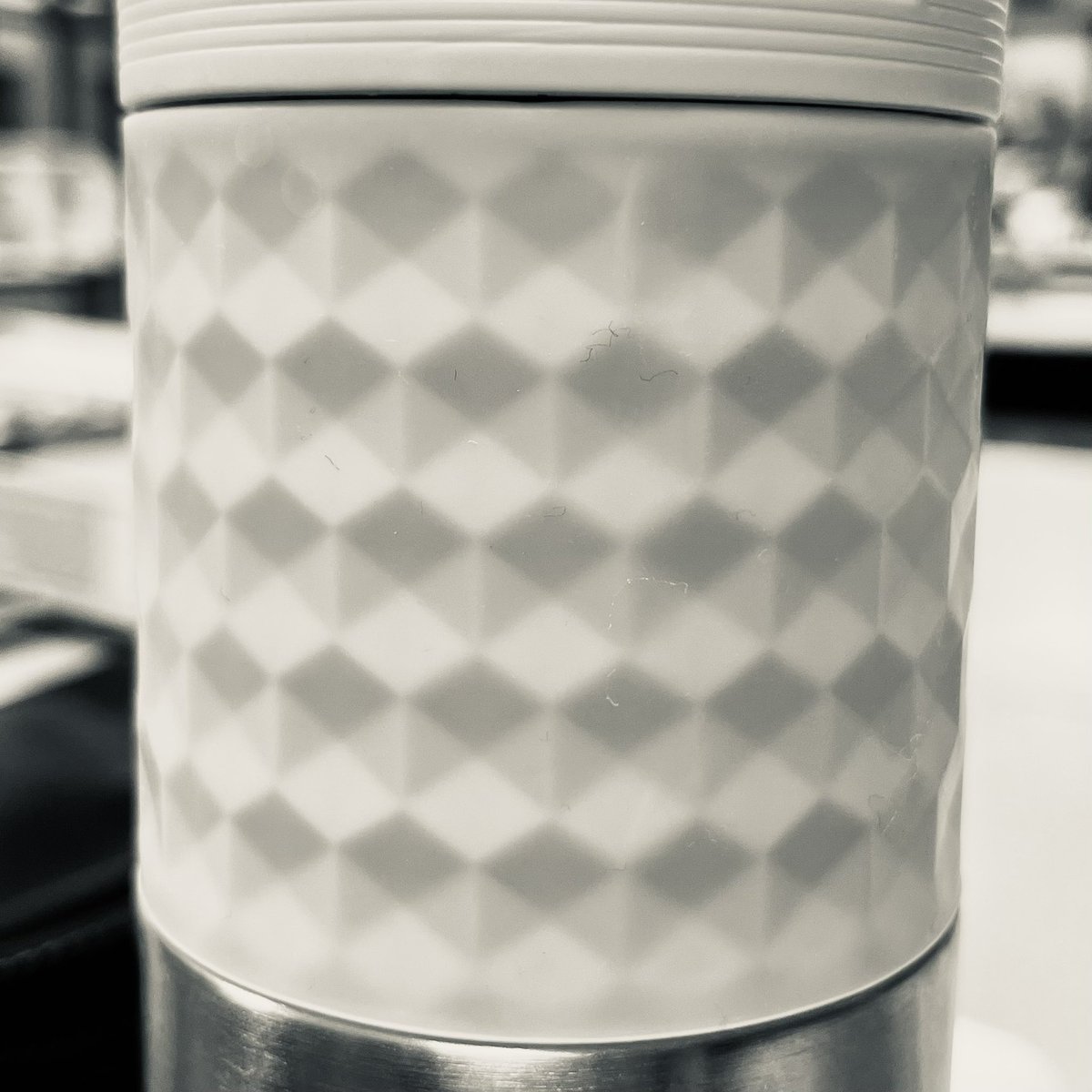 EveryoneCanMath's tweet image. What shapes do you see? 
What do you call a shape with 3 sides? 4 sides? 6 sides?
Are there any other attributes that change the name you give the shape besides the numbers of sides it has?
#mathiseverywhere #lookformath #mathtalk