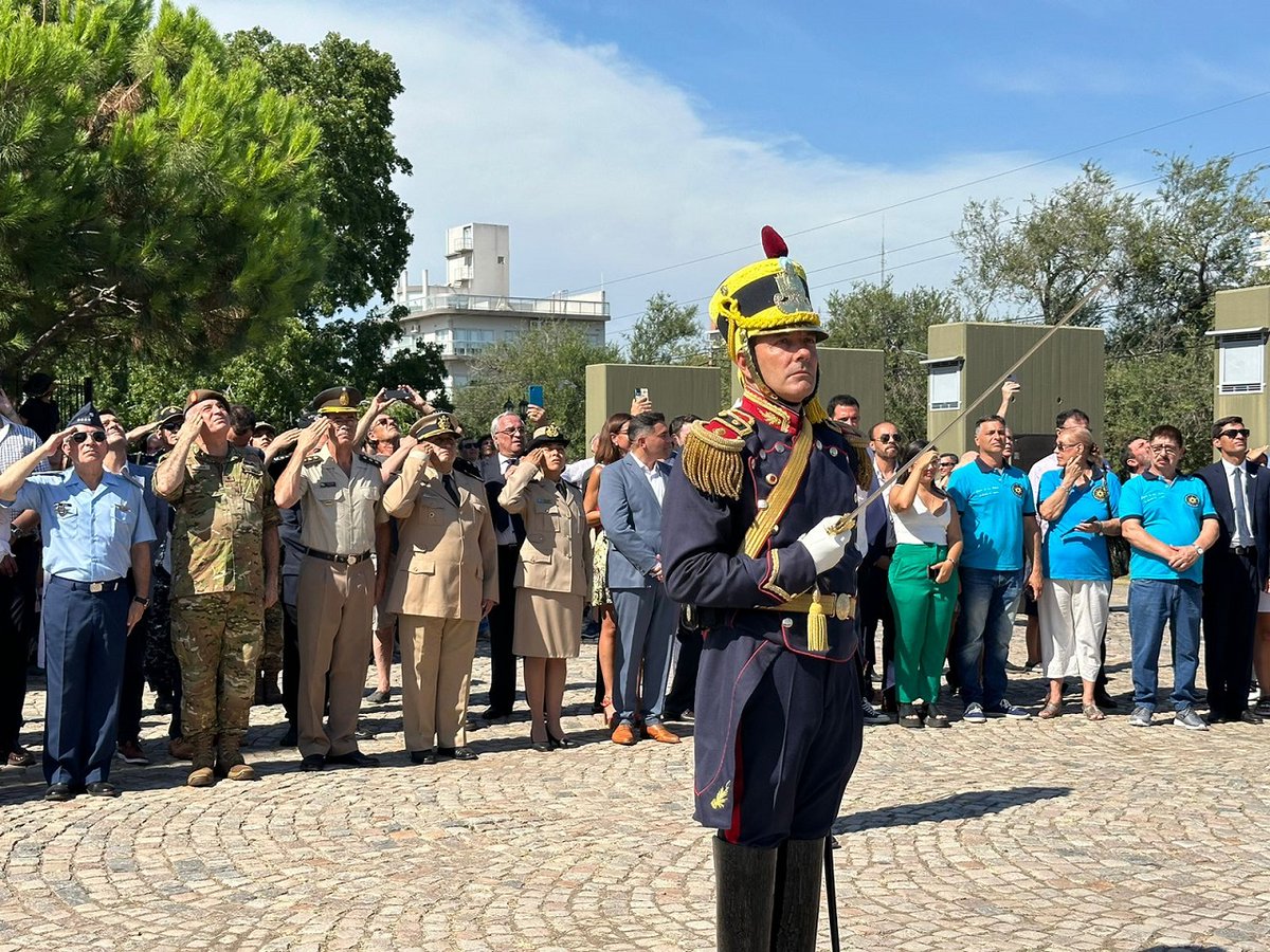 #HOY El jefe del @EMCOFFA_Arg brigadier general Xavier Julián Isaac junto a @luispetri presidieron el acto por el 211° aniversario del Combate de San Lorenzo, donde @Granaderosarg tuvo su Bautismo de Fuego y victoria bajo el mando del General San Martín.