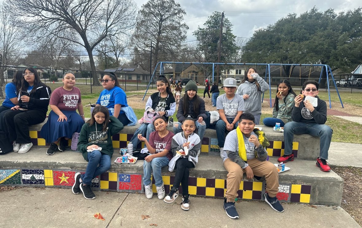 HerreraHuskies's tweet photo. Students celebrate with a picnic for their success on meeting their expected growth on all 3 of their MOY - NWAE assessments! Way to go Huskies!!! 🎉
#makinggrowth #HerreraHuskies https://t.co/nH1NLA51ZB