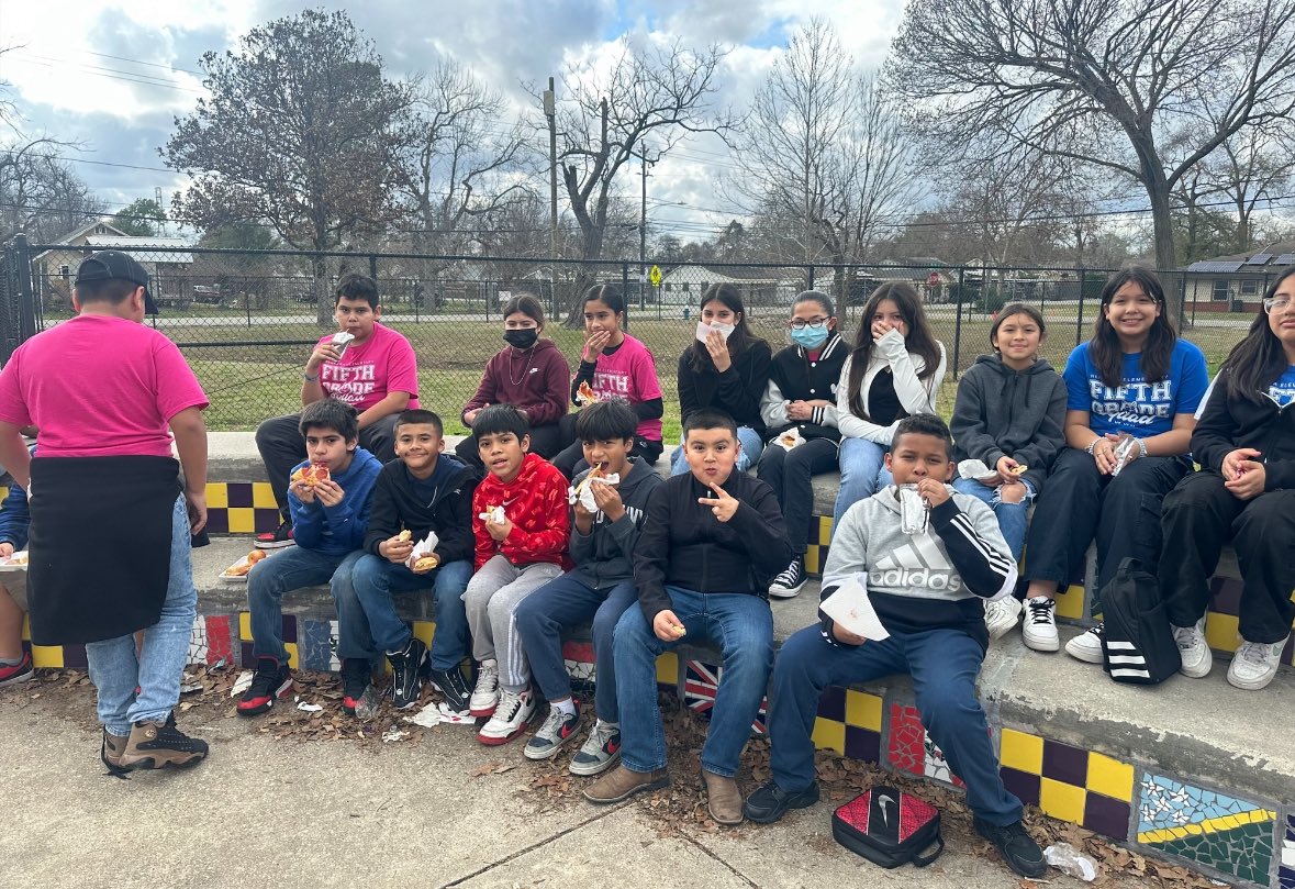 HerreraHuskies's tweet photo. Students celebrate with a picnic for their success on meeting their expected growth on all 3 of their MOY - NWAE assessments! Way to go Huskies!!! 🎉
#makinggrowth #HerreraHuskies https://t.co/nH1NLA51ZB