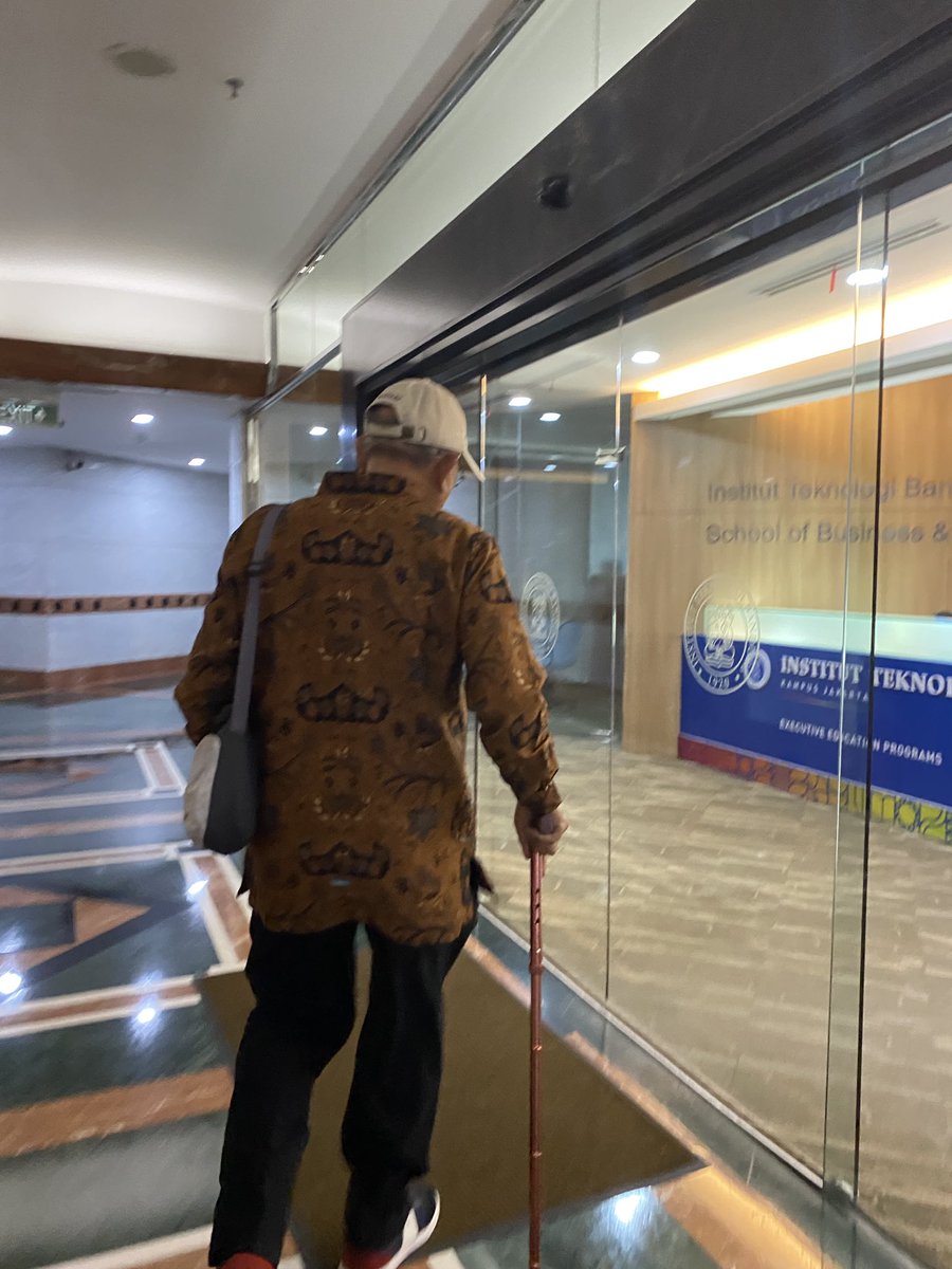 ulfija's tweet photo. Aku hadirin satu acara di SBM ITB Jakarta. Dari halaman parkir ada yg udah jalan di depanku. Di lift, aku sadar beliau salah satu speakernya dan spontan kuajak kenalan, mention mau nonton beliau.

Setelah acara, aku tungguin, diskusi, dikasih no. telepon, dan dikirimin materi. :) https://t.co/hUsFNYXNZt