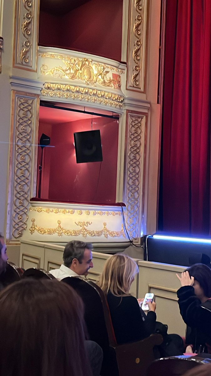 Θέατρο απόψε για τον Πρωθυπουργό. Μαζί με την σύζυγό του στο Δημοτικό Θέατρο του Πειραιά για να παρακολουθήσει την εξαιρετική παράσταση ...Τρεις Ψηλές Γυναίκες... Ρένη Πιττακή- Καρυοφυλλιά Καραμπέτη – Λουκία Μιχαλοπούλου.