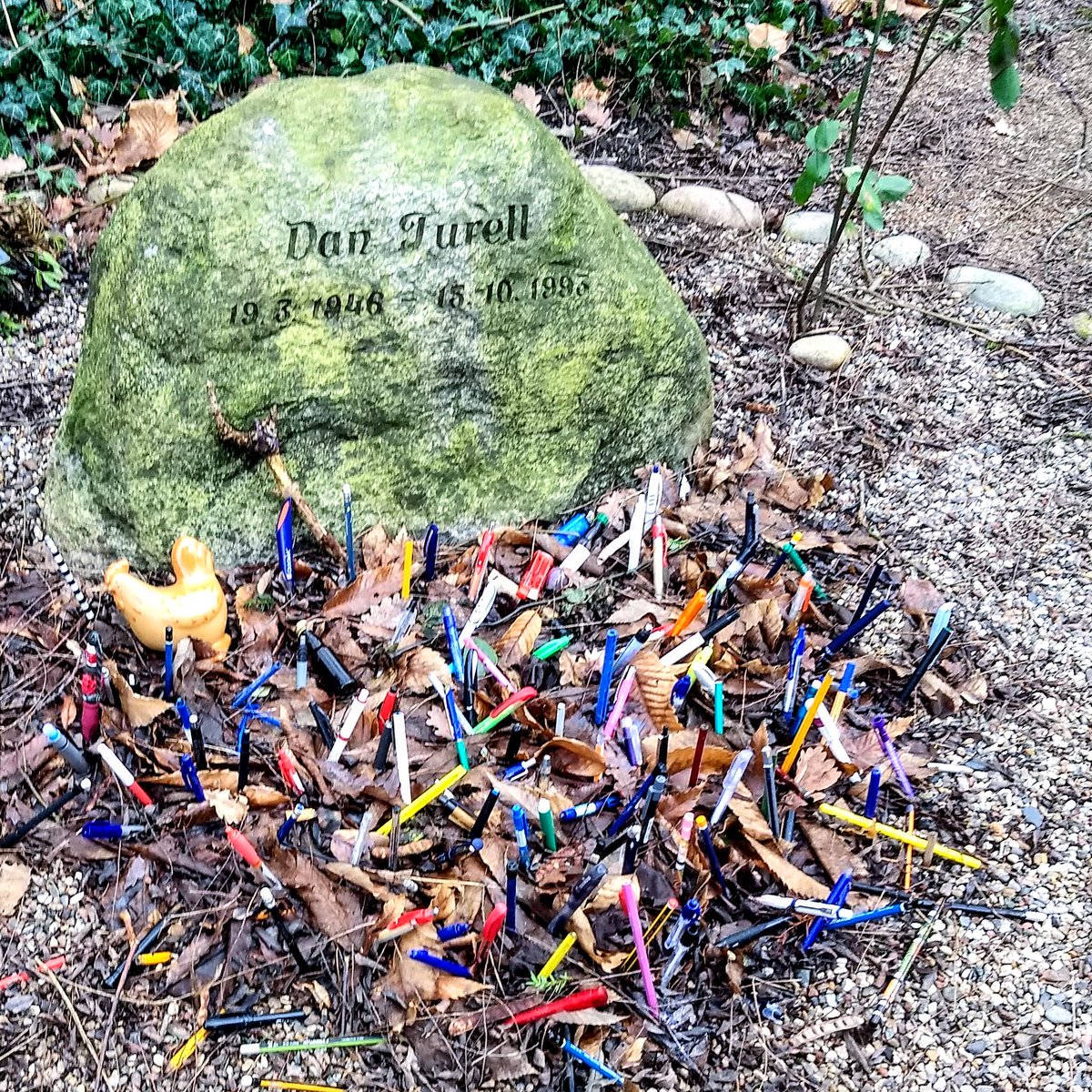 Once upon a cloudy day in Copenhagen, I came across this grave in a beautiful cemetery.⁣⁣⁣
⁣⁣⁣
You may never know what your writing means to people. ⁣⁣⁣
⁣⁣⁣
Write anyway❤️