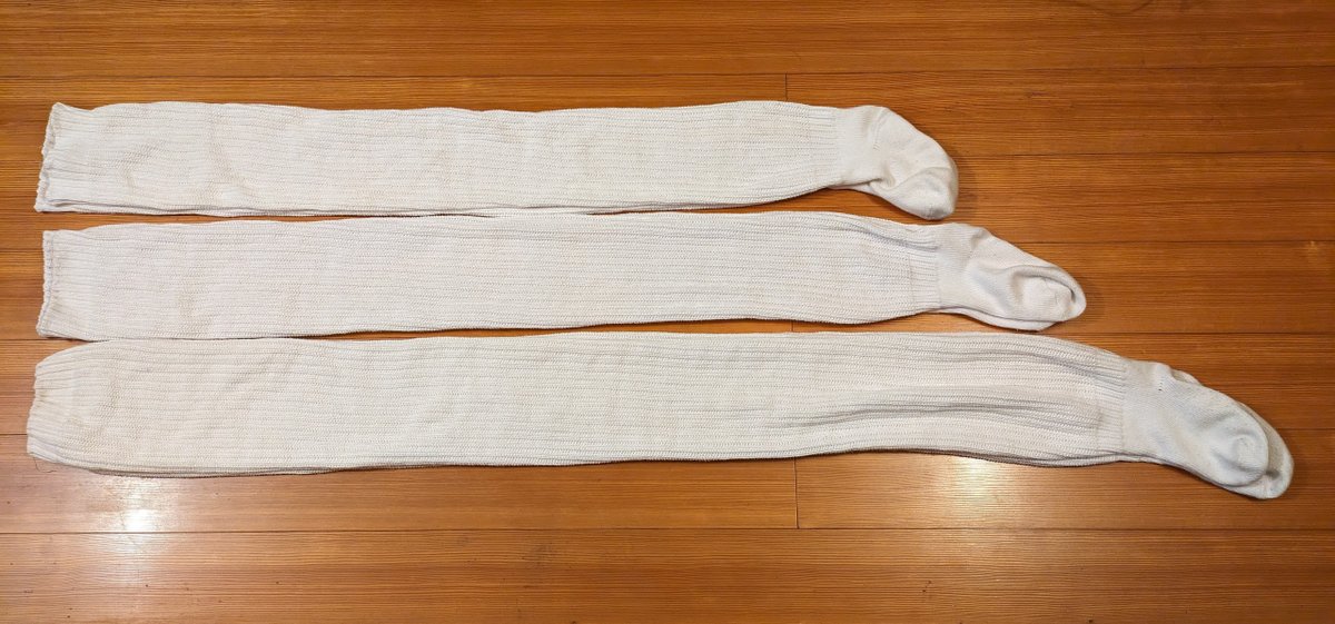 l_socks00's tweet photo. みんな大���きマキシムのルーズソックス。上から100cm、120cm、150cm。長くなるほど現在は入手困難に。 https://t.co/5U5dy4uQ8I