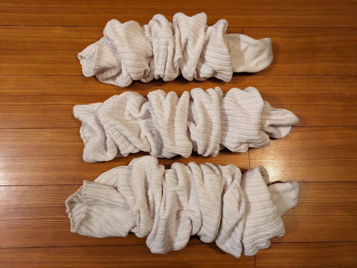 l_socks00's tweet photo. みんな大���きマキシムのルーズソックス。上から100cm、120cm、150cm。長くなるほど現在は入手困難に。 https://t.co/5U5dy4uQ8I