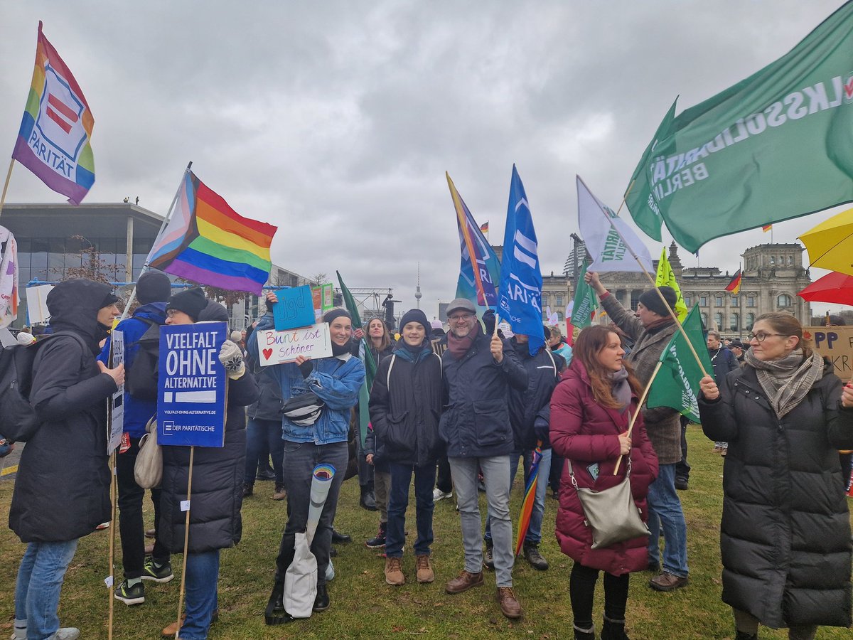 DRadlbeck's tweet photo. #WirSindDieBrandmauer @ParitaetBerlin #VielfaltOhneAlternative #NieWiederIstJetzt https://t.co/aABYZkXXwO