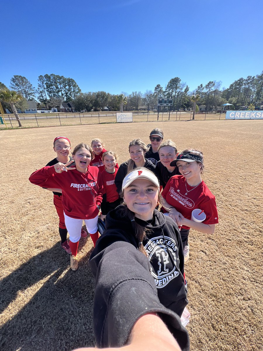 Firecracker lunch 🧨🥎🧺❤️ After the first round of stations the girls broke off into lunch groups. Some great conversations, exciting realizations, and some B🧨G smiles! Loved seeing all the ages mixed in together during their groups. 🧨🥎❤️ @Firecrackersinc