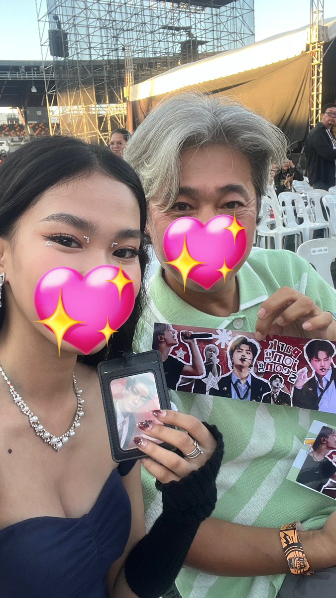 qna_dJ's tweet photo. Jay’s Dad sat right next to me😭I’m so sorry for my screams😭😭#FATE_IN_NEWCLARK_CITY https://t.co/S4tCHwnaH9