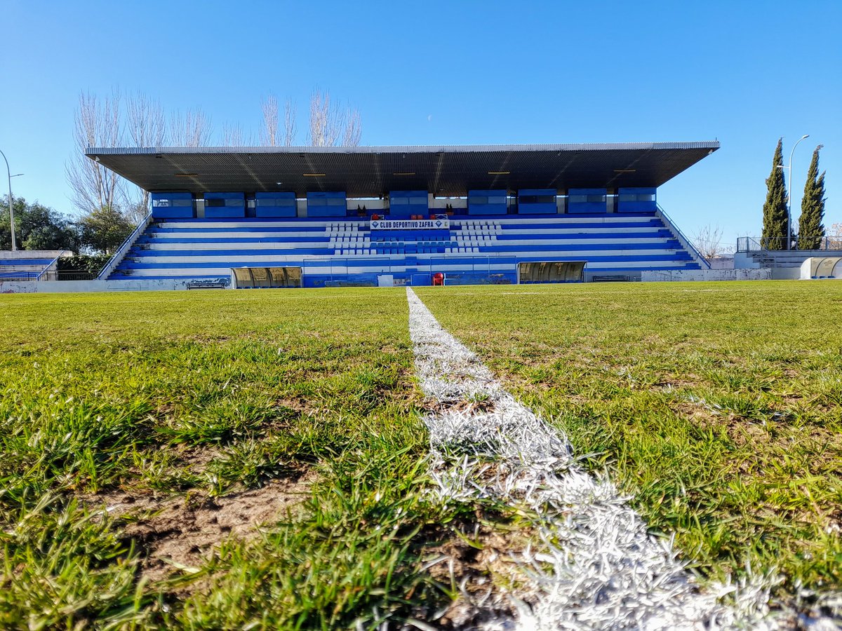 JAReinaGonzalez's tweet photo. 38 años en categoría nacional dan para muchas historias.

En Copa del Rey, inolvidable fue la eliminatoria ante el Real Mallorca la 01-02 (0-1/Paunovic).

El Diter Zafra siempre estará en el recuerdo de muchos aficionados al fútbol en Extremadura.

Y el Nuevo Estadio también. https://t.co/ocSTc73DkK
