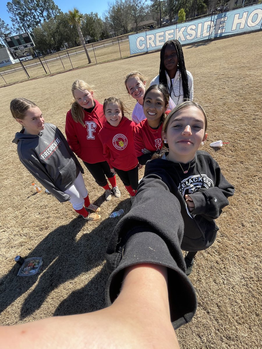 firecrackersmm's tweet photo. Firecracker lunch 🧨🥎🧺❤️

After the first round of stations the girls broke off into lunch groups. Some great conversations, exciting realizations, and some B🧨G smiles! 

Loved seeing all the ages mixed in together during their groups. 🧨🥎❤️
@Firecrackersinc https://t.co/FWKVEK7xIo