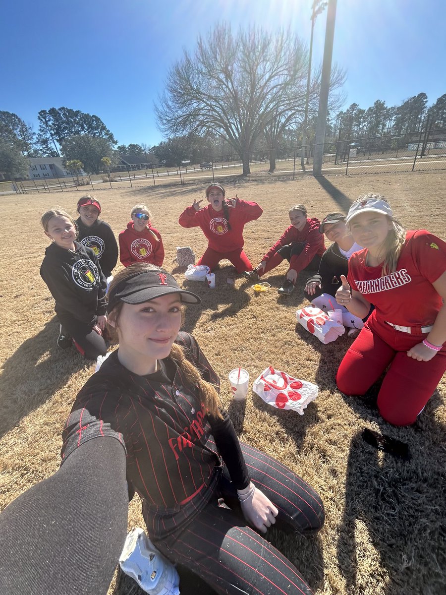 firecrackersmm's tweet photo. Firecracker lunch 🧨🥎🧺❤️

After the first round of stations the girls broke off into lunch groups. Some great conversations, exciting realizations, and some B🧨G smiles! 

Loved seeing all the ages mixed in together during their groups. 🧨🥎❤️
@Firecrackersinc https://t.co/FWKVEK7xIo