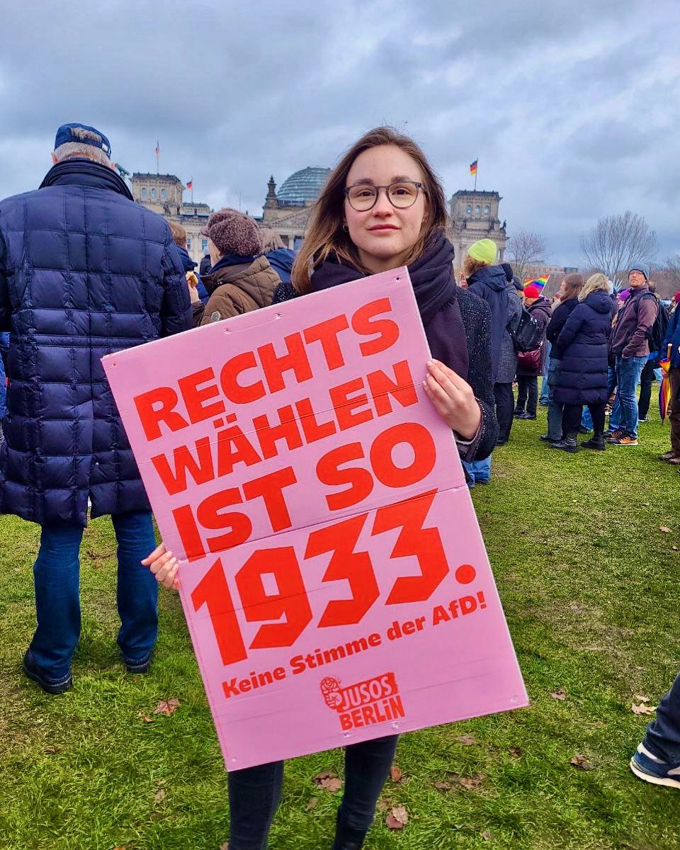 karilenke's tweet photo. #WirSindDieBrandmauer - mit einem noch immer aktuellen Plakat der @JusosBerlin 🤝 https://t.co/GIkVD3qEVV