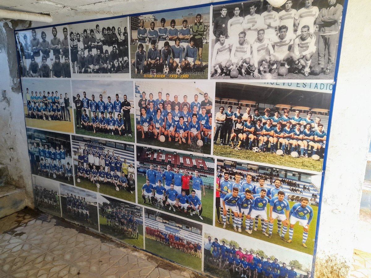 JAReinaGonzalez's tweet photo. Cerramos hilo con 3 imágenes del túnel de vestuarios del Nuevo Estadio, decorado con un collage de fotos históricas del Diter.

Espero que guste a los aficionados de Zafra y ojalá volver a ver a vuestro club pronto en categoría nacional.

Gracias a Luis por ejercer de anfitrión. https://t.co/FGF2CKZAKI