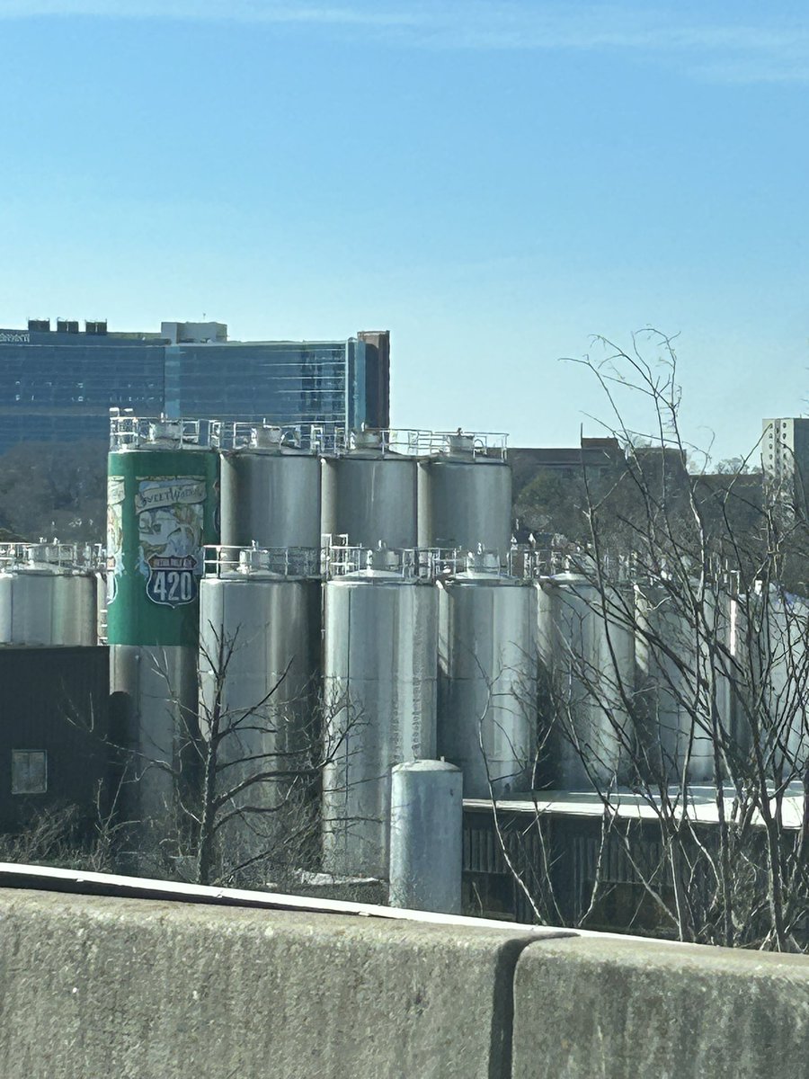 DemarcusPoultry's tweet photo. Will never understand why @sweetwaterbrew doesn’t wrap all 12 tall boys on their roof with a variety pack https://t.co/aUkQseekjQ