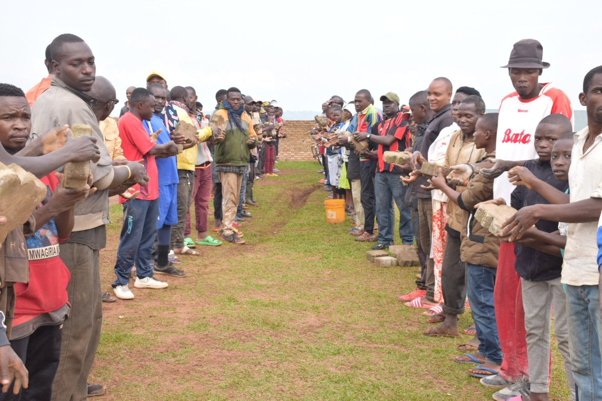 Ibikorwa rusangi vyo kuri uyu wagatandatu mu ntara ya <a href="/Gitega/">Province Gitega</a> vyabereye muri Komine #Mutaho bitew iteka n'umukuru <a href="/nshingamateka/">Inama Nshingamateka</a>  #Burundi 🇧🇮🇧🇮🇧🇮 Nyeniteka Gélase Daniel NDABIRABE.Ibikorwa vyar vyerekeye kwegeranya amabuye no gukora béton yo kuduza inkingi za stade #Mutaho
