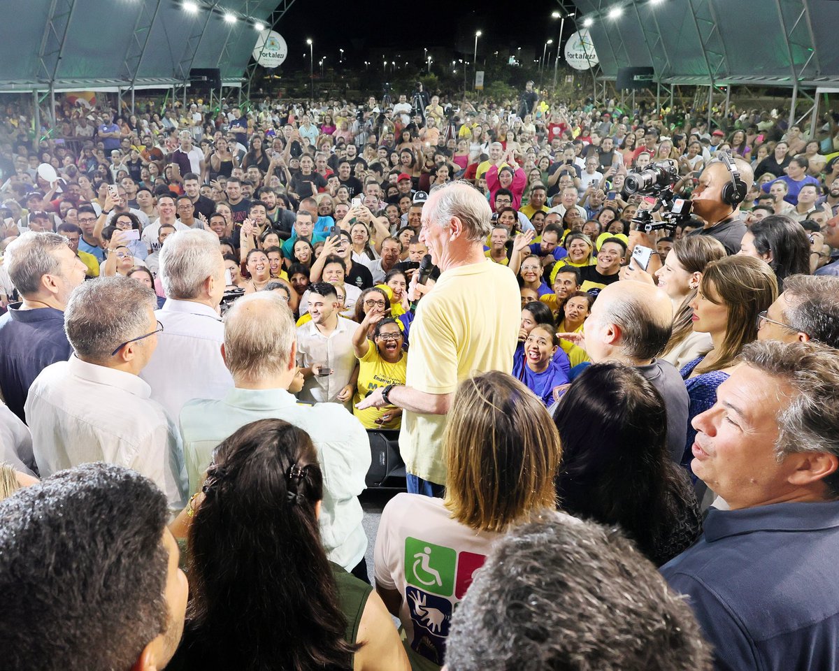 cirogomes's tweet photo. Tive a satisfação de acompanhar o lançamento do maior pacote de investimentos da história de Fortaleza. Serão mais de 2 bilhões de reais voltados para melhorar a prestação de serviços públicos, gerar mais oportunidades, inclusão e qualidade de vida para todo o povo da nossa cidade, especialmente para quem mora na periferia. Esse é mais um compromisso que Sarto tem cumprido na sua gestão. 👏👏👏👏