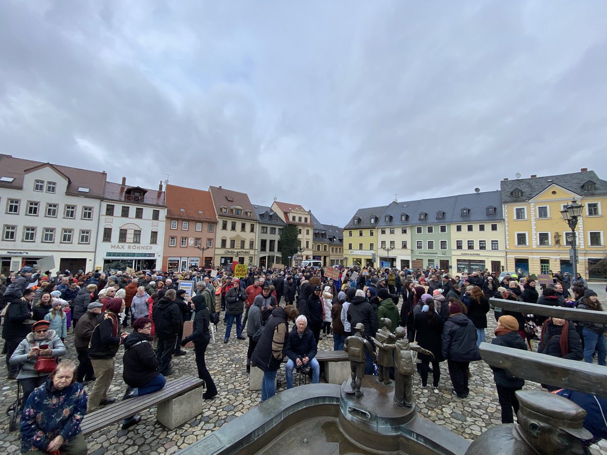 tweettste's tweet photo. @gruene_sachsen Die großen Städte sind schön, wichtig sind die kleinen Städte in der sächsischen Provinz. Heute mindestens 500 Menschen in #Glauchau #Sachsen
#NieWiederIstJetzt https://t.co/VTVEtBa9NT
