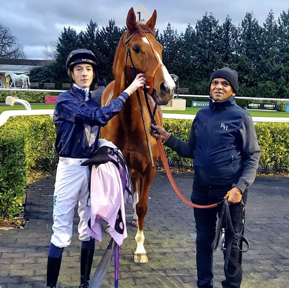 Always Fearless recorded his 6th win today @kemptonparkrace for The Boss @rhannonracing