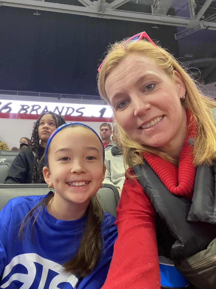 brackenjen's tweet photo. Go Bearcats! #UCWBB https://t.co/kjtHHOt1Ae