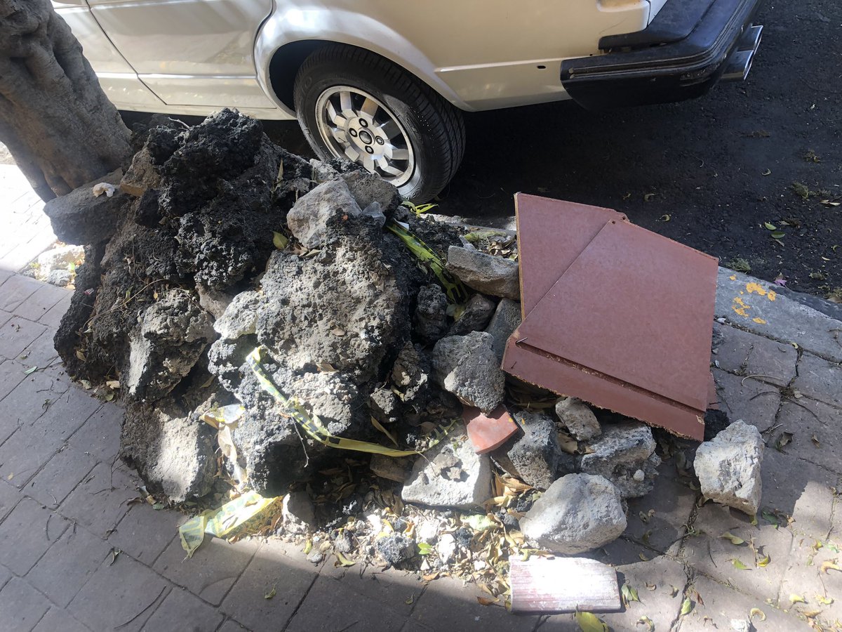 anniprincesss's tweet photo. Hola @AlcaldiaMHmx @OlaMHmx me podrían ayudar con la recolección de cascajo lleva mucho tiempo y la gente ahora está dejando basura en calle 1 frente al no. 432 y 425 esq. Ginebra y Cacalco Col. Deportiva Pensil .. https://t.co/UjtQwQh8Eu