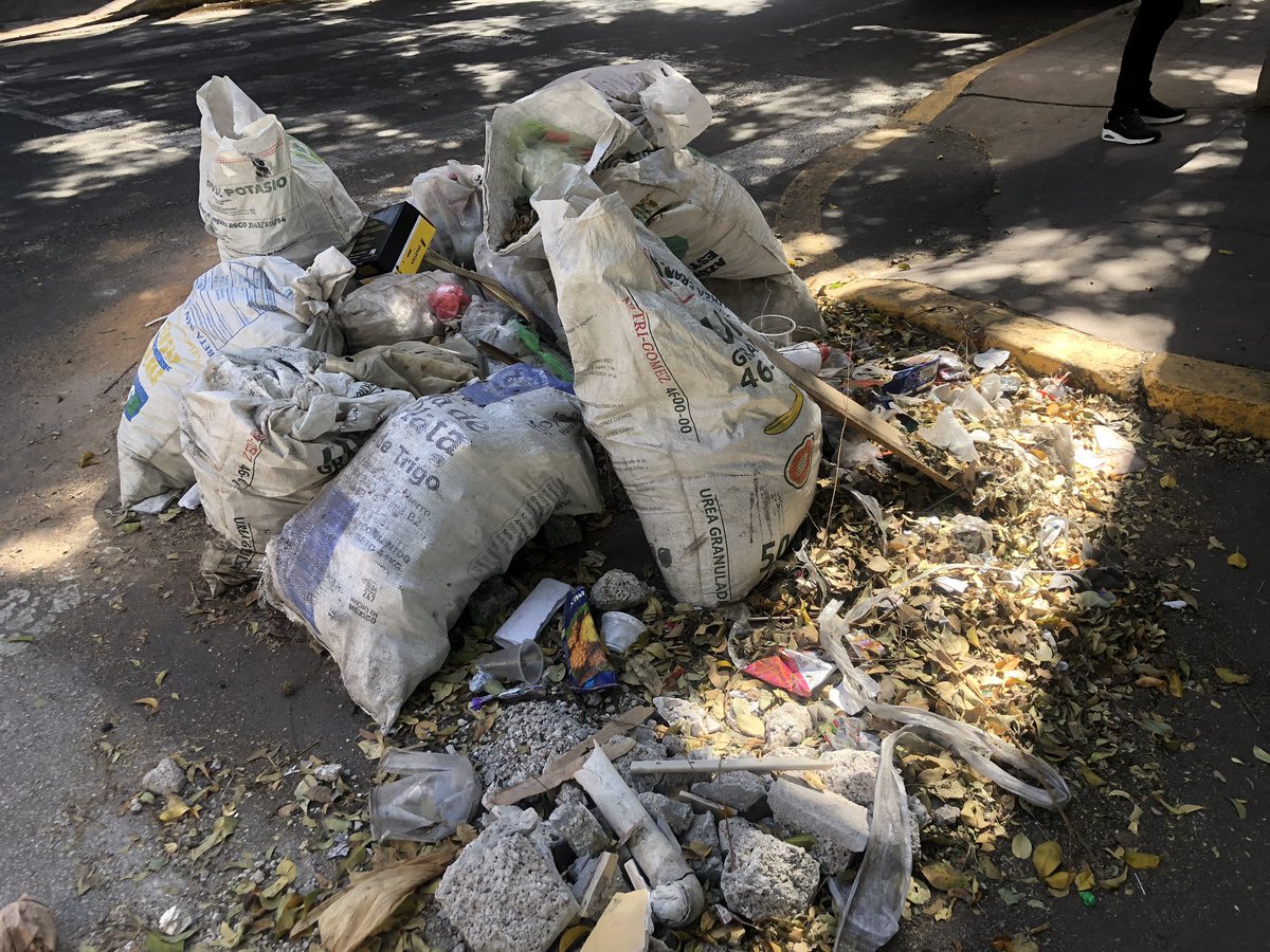 anniprincesss's tweet photo. Hola @AlcaldiaMHmx @OlaMHmx me podrían ayudar con la recolección de cascajo lleva mucho tiempo y la gente ahora está dejando basura en calle 1 frente al no. 432 y 425 esq. Ginebra y Cacalco Col. Deportiva Pensil .. https://t.co/UjtQwQh8Eu