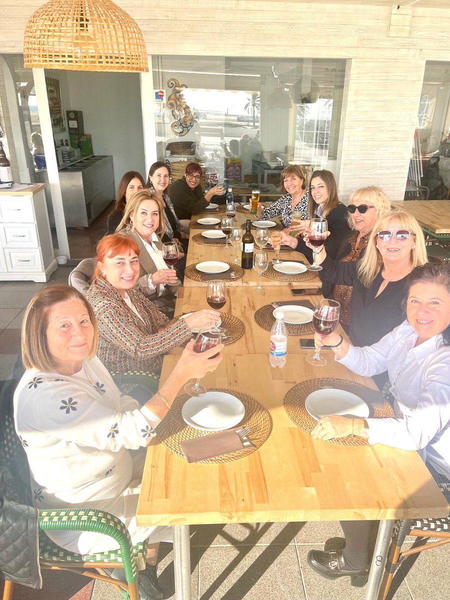 jerusalen_torra's tweet photo. Fidelitzem cada any trobada en motiu #staAgueda Espais del #vendrell q ens inspiren #Comarruga parèntesis q busquem en el nostre dia #Dones diferents perfils/àmbits teixeixen xarxes,creant comunitat,parlant obertament i construint lligam sororitat #DonesambIniciativadelVendrell https://t.co/TjI92v6x57