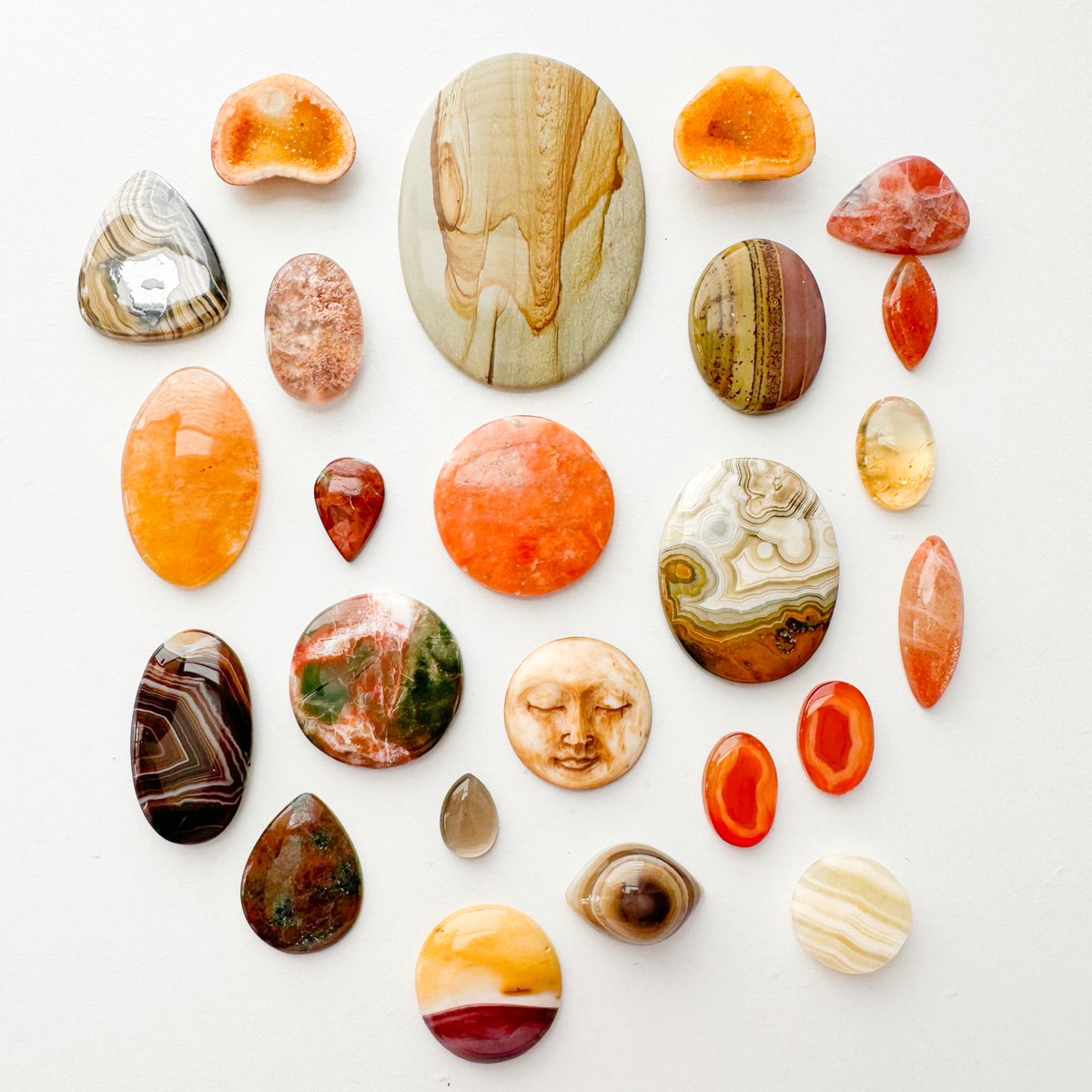 mildhippie's tweet photo. next collection coming Feb. 9th 8pm est

theme is…ARIZONA SUNSET 🌅🏵️🏜️ https://t.co/kfRZU1c8VI