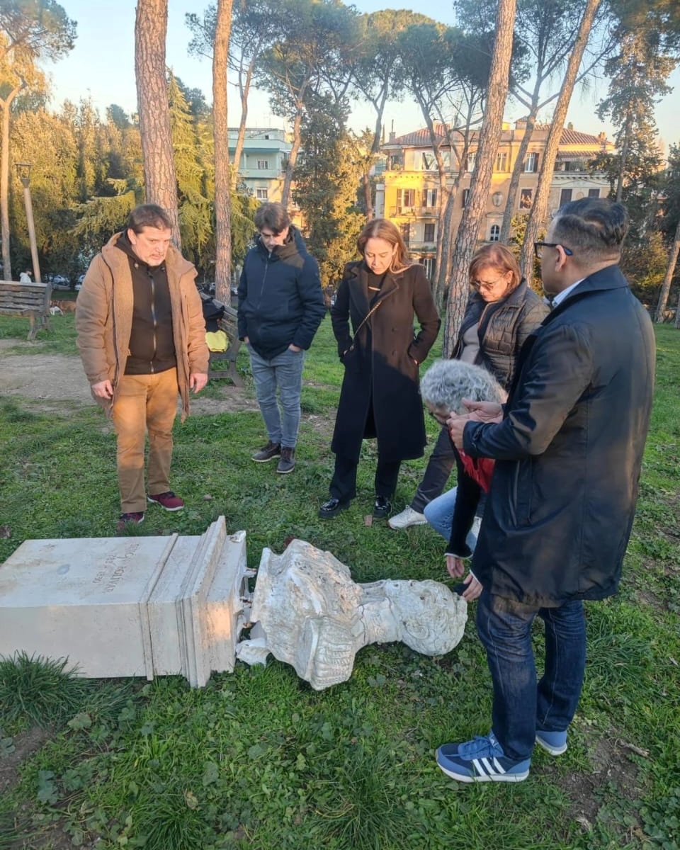 Denuncio la agresión inaceptable que hordas fascistas en Italia han perpetrado en el Monte Sacro, Roma, en contra de Simón Bolívar, Padre y Libertador de nuestra América libre. Repudio totalmente esta agresión llevada adelante por quienes son amigos de la extrema derecha…