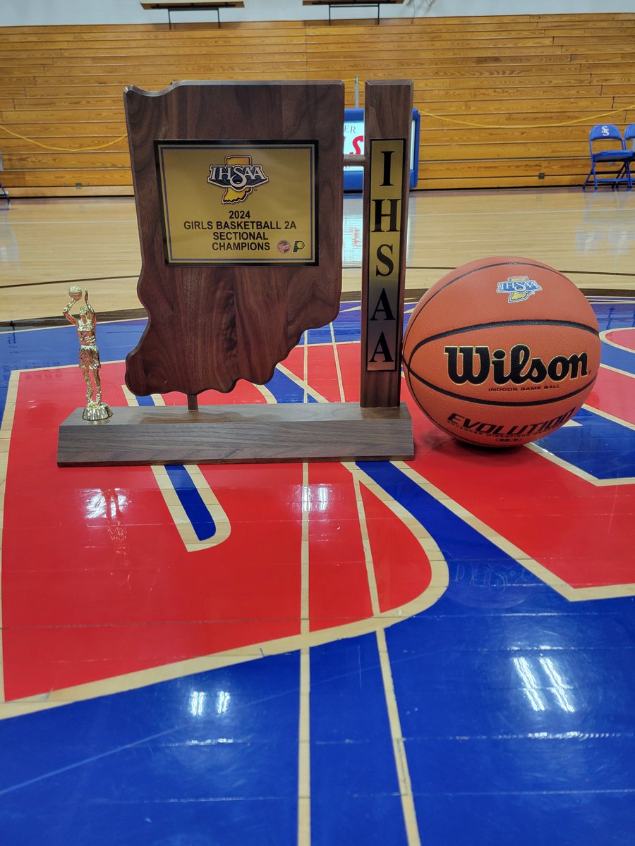 Sectional #48 Championship game tonight in Reo! History on the line for both schools. Two great teams. This is what it's all about! This is Hoosier Hysteria! 
#educationbasedathletics #championsofhighschoolsports 
@IHSAA1 @brianclewis @janie_ulmer @Neidig