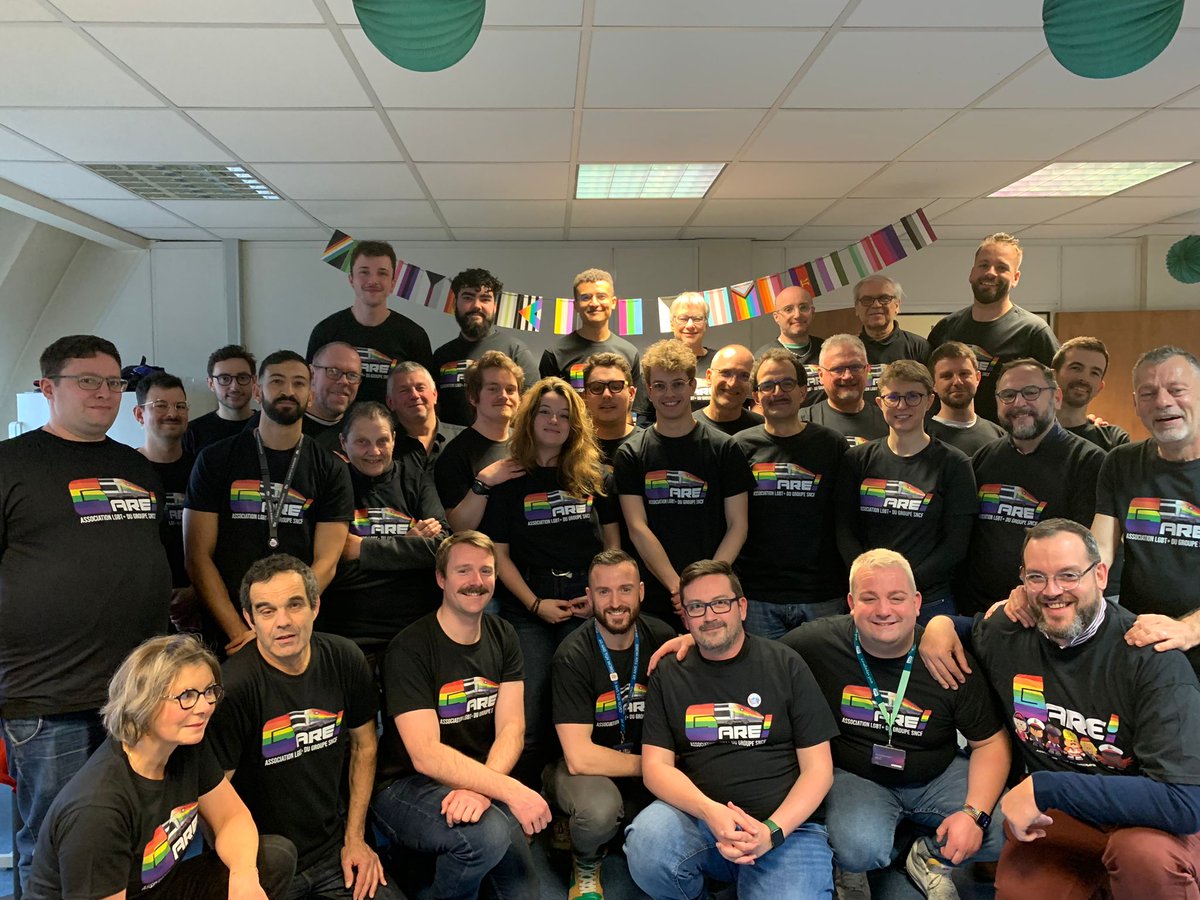 loonix69's tweet photo. Fier de ces sourires et de cet engagement ! 
@GareLGBT https://t.co/Cx6ZQ4Xs2Z