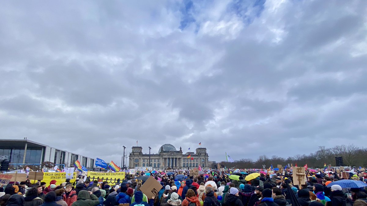 Erst <a href="/DuezenTekkal/">Düzen Tekkal</a> und <a href="/AladinMafaalani/">Aladin El-Mafaalani</a> (mit super spannenden Zahlen!) bei <a href="/germandream_de/">#GermanDream</a> und anschließend Hand in Hand mit 300.000 als <a href="/diebrandmauer/">Hand in Hand</a> im Berliner Nieselregen.

Bis jetzt ein sehr gutes Wochenende! 🤗