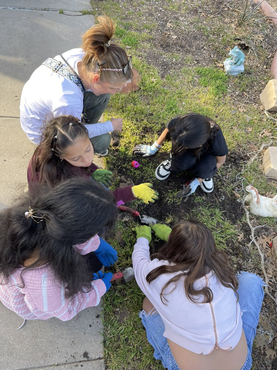 Ms_Terrazas's tweet photo. It was a good Wednesday for Green Team as well. Finally got to work outside again.☀️ https://t.co/pOiN5zJwX5
