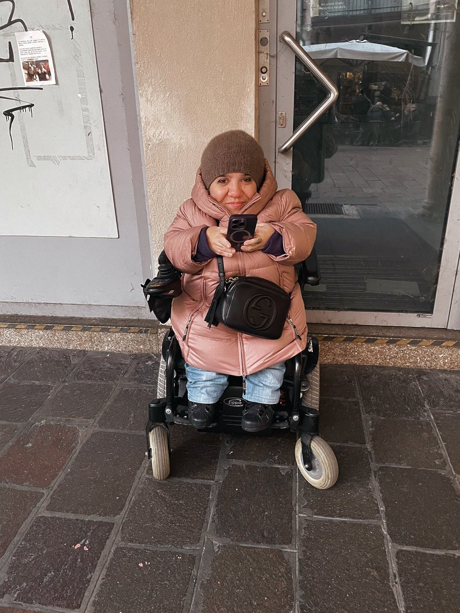 valetomirotti's tweet photo. Aspettavo un’amica in centro. Da sola. Una tizia mi ha dato 1€.

Ho perso le parole. https://t.co/XeekK5mT3P