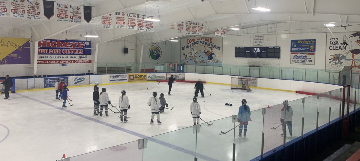U13AARavens's tweet photo. When it’s #NHLAllStar weekend it’s only fitting to do a Skills Competition at our practice with the @U13AAFalcons
Congrats to our Hardest Shot, Shooting Accuracy and Passing Accuracy winners and runners up! #KeepingItFun https://t.co/vstOlPiPL9