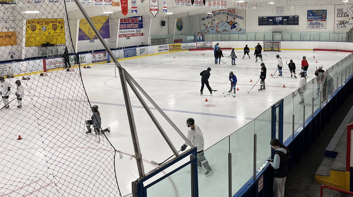 U13AARavens's tweet photo. When it’s #NHLAllStar weekend it’s only fitting to do a Skills Competition at our practice with the @U13AAFalcons
Congrats to our Hardest Shot, Shooting Accuracy and Passing Accuracy winners and runners up! #KeepingItFun https://t.co/vstOlPiPL9