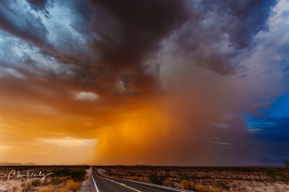 Chris_Frailey's tweet photo. Mother Nature roaring on the horizon. Monsoon sunsets are hard to beat. #azchasers #Stormhour https://t.co/7M7CoE3XeS